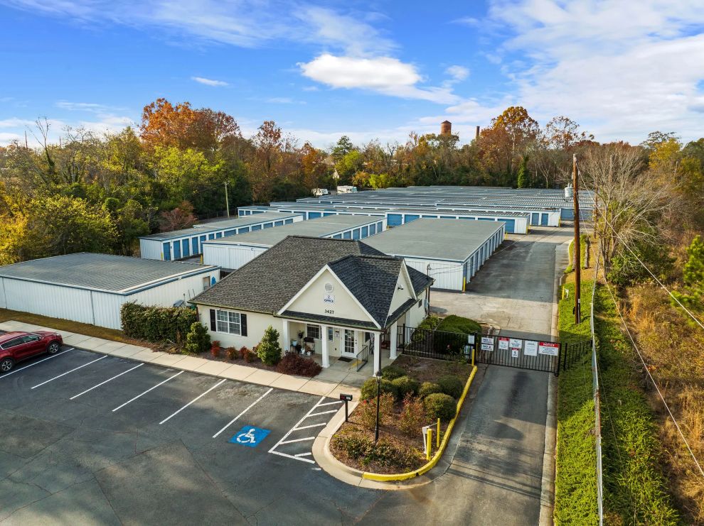 FreeUp Storage Brookdale Ave - Frontage